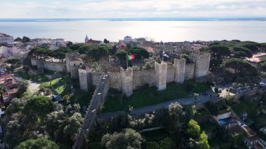 Lizbon 'daki Sao Jorge Kalesi. Yukardan bakıldığında hareketli bir şehirde ortaçağ binası. İnşaat Manzarası Panoramik Şehir Görünümü Meşgul. Panoramik Şehir Manzarası. Lizbon Portekiz.