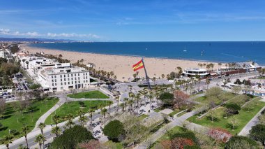 Valencia İspanya 'daki Las Arenas Plajı. Yüksek katlı binaların ve şehir yaşamını gösteren trafik gösterilerinin havadan görüntüsü. Horizon Sahili Denizi kıyısında. Açık Sahil Panoramik. Valencia İspanya.