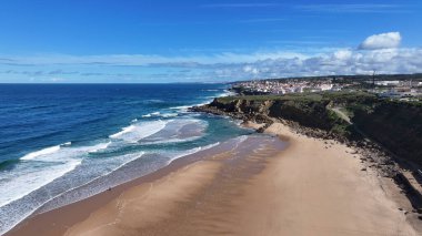 Sintra Lizbon Bölgesi Portekiz 'deki büyük sahil. Büyüleyici Tropikal Sahne Sahnesi Yukarıdan Görünüyor. Sahil Gökyüzü Sahil Kıyısı Yaz Zamanı. Deniz kenarındaki panoramik. Sintra Lizbon Bölgesi.