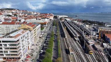 Lizbon 'daki Lizbon Skyline. Şehir merkezindeki çarpıcı tren istasyonu. Şehir merkezi manzarası. İş Bulutları Gökyüzü Şehir Merkezi. İş dünyası geniş çaplı. Lizbon Portekiz.