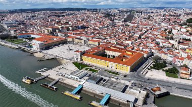 Lizbon 'daki Comercio Meydanı. Şehir Skyline Modern ve Geleneksel Mimariyi Gösteriyor. İnşaat Manzarası Panoramik Şehir Görünümü Meşgul. Panoramik Şehir Manzarası. Lizbon Portekiz.