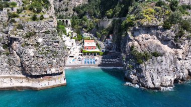 İtalya Praiano Salerno 'daki Amalfi Sahili. Yaz tatilinde harika bir sahil manzarası olan kuş bakışı. Sahil Gökyüzü Sahil Kıyısı Yaz Zamanı. Seaside Beach Panoramik. Praiano Salerno.