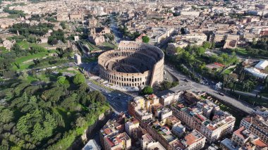Roma Kolezyumu, Lazio İtalya. Şehrin ünlü bölgesindeki ortaçağ binasının kuş bakışı görüntüsü. İş Bulutları Gökyüzü Şehir Merkezi. Panoramik Şehir. Roma Lazio.