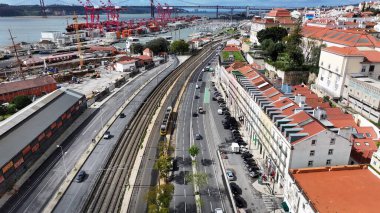Lizbon 'daki Lizbon Skyline. Şehir merkezinin modern binalarla dolup taşması. İnşaat Manzarası Panoramik Şehir Görünümü Meşgul. Panoramik Şehir Manzarası. Lizbon Portekiz.