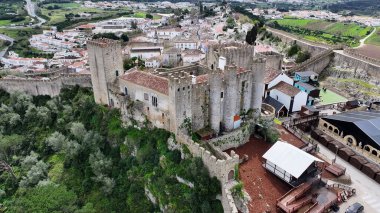 Portekiz 'in Obidos Leiria bölgesinde Obidos Skyline. Yukardan bakıldığında hareketli bir şehirde ortaçağ binası. Şehir merkezindeki iş dünyası. Şehir merkezinin dışında Panning Wide 'da. Obidos Leiria Bölgesi.
