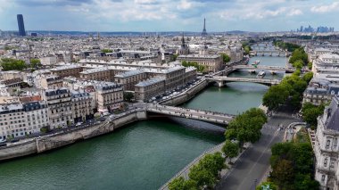 Paris 'teki Paris Skyline Fransa Adası' nda. Fransa 'nın başkentindeki Seine Nehri' nin nefes kesici manzarası. Altyapı Skyline Gökdelenleri çarpıcı. Altyapı Mimarlık Şirketi.
