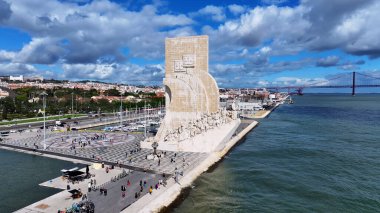Lizbon 'daki Keşifler Anıtı. Doğal Manzaradaki Ünlü Heykelin Hava Manzarası. Metropol Manzarası Panoramik Şehir Manzarası Güzel. Şehir Panoramik Şehir Manzarası. Lizbon Portekiz.