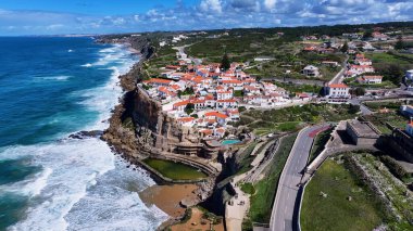 Azenhas, Lizbon 'un Sintra Bölgesi' ndeki Mar Plajı 'nda. Turkuaz Okyanus Dalgaları Tropik Sahile Yavaşça Çarpıyor. Şehir merkezinde Gökyüzü Bulutları. Şehir merkezinin dışında. Ünlü..