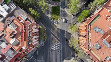 Barselona Caddesi, Katalonya İspanya. Şehir Skyline Modern ve Geleneksel Mimariyi Gösteriyor. Şehir Bulutları Gökyüzü Arkaplanı Şehir. Şehir dışındaki ünlü. Barselona Katalonya.