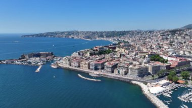 Napoli 'nin silueti Napoli Campania İtalya' da. Turkuaz Okyanus Dalgaları Tropik Sahile Yavaşça Çarpıyor. Altyapı Skyline Panoramic City View Awesome. Altyapı Şehir Manzarası. Napoli Campania.