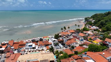 Tibau Do Sul Rio Grande do Norte Brezilya 'daki Pipa Plajı. Yaz tatilinde harika bir sahil manzarası olan kuş bakışı. Issız Manzara Cenneti Vibrant. Terkedilmiş Yaz Zamanı.