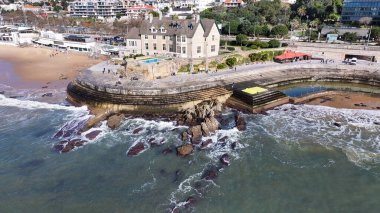 Lizbon 'un Cascais bölgesindeki Duques De Palmela Sarayı. Yukarıdan canlı bir şehrin telaş ve koşuşturmasını yakalamak. Sahil Gökyüzü Sahil Kıyısı Yaz Zamanı. Deniz kenarında Panoramik.