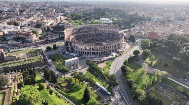 Roma 'da Günbatımı Kolezyumu Lazio İtalya. Şehir Skyline Modern ve Geleneksel Mimariyi Gösteriyor. Peyzaj Gökdelenleri İnşa Etmek İnanılmaz. Şehir Endüstri Şirketi. Roma Lazio.