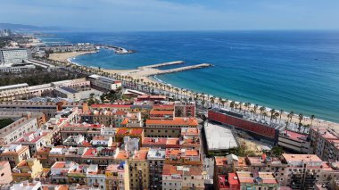 Barselona İspanya 'daki Barceloneta Plajı. Yüksek binaları ve trafiği olan hareketli bir şehrin havadan görünüşü. Sahil Bulutları Yaz mevsimi. Coast Outdoor Panning Wide 'da. Barselona İspanya.