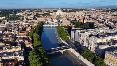 Roma 'da gökyüzü Lazio İtalya' da. Yukardan bakıldığında hareketli bir şehirde ortaçağ binası. Metropolitan Manzara Gökdelenleri. Güzel. Metropolitan Şehir. Roma Lazio.