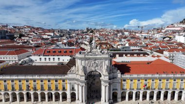 Lizbon 'daki Lizbon Skyline. Drone şehrin merkezindeki güzellik merkezini ele geçiriyor. Şehir merkezinde Gökyüzü Bulutları. Şehir merkezinin dışında. Ünlü. Lizbon Portekiz.
