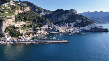 Amalfi Salerno İtalya 'daki Amalfi Sahili. Büyüleyici Tropikal Sahne Sahnesi Yukarıdan Görünüyor. Terk edilmiş Skyline Sezon Arzusu. Liman Kıyısı Mevsimi. Amalfi Salerno.