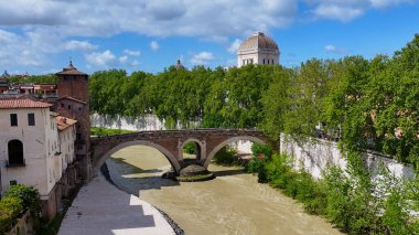 Roma 'da gökyüzü Lazio İtalya' da. Yukardan bakıldığında hareketli bir şehirde ortaçağ binası. Şehir Gökyüzü Arkaplanı Kentsel. Şehir merkezinin yukarısında. Roma Lazio.