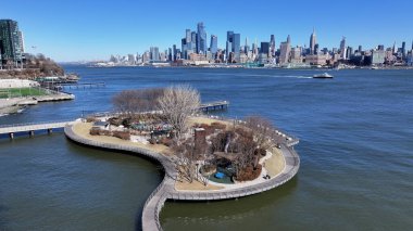 Jersey 'deki Hudson Nehri Yolu New Jersey Birleşik Devletleri. Yüksek katlı binaların ve şehir yaşamını gösteren trafik gösterilerinin havadan görüntüsü. Şehir merkezindeki İş Gökyüzü Arkaplanı.
