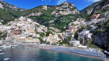 Positano Salerno İtalya 'daki Amalfi Sahili. Yüksek binaları ve trafiği olan hareketli bir şehrin havadan görünüşü. Cennet Peyzajı Gezgin Şehveti. Cennet Sahili. Positano Salerno.