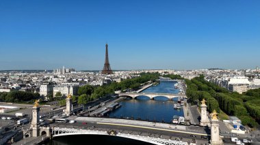 Alexandre II Fransa 'nın Paris Köprüsü. Landmark Köprüsü 'nün Hava Görüntüsü Karmaşık Tasarımı Gösteriyor. İş Bulutları Gökyüzü Şehir Merkezi. Özgeçmişleri meşhurdur. Fransa ile Paris.