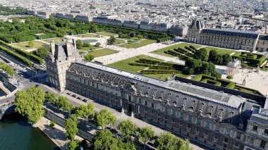 Paris 'teki Louvre Müzesi Ile De France. Şehir merkezindeki High Rise Binası ve Yoğun Trafik. Şehir merkezinde Gökyüzü Bulutları. Şehir merkezinin dışında. Ünlü. Fransa ile Paris.