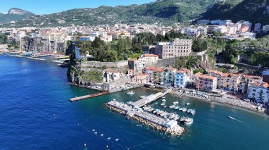 Napoli Campania İtalya 'sında Sorrento Skyline. Turkuaz Okyanus Dalgaları Tropik Sahile Yavaşça Çarpıyor. Sahil Gökyüzü Sahil Kıyısı Yaz Zamanı. Sahil Sahil Sahili Panoramik. Napoli Campania.