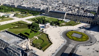 Paris 'teki Louvre Müzesi Ile De France. Şehir merkezindeki Landmark Ortaçağ binasının havadan görünüşü. Şehir Gökyüzü Arkaplanı Kentsel. Şehir merkezinin yukarısında. Fransa ile Paris.