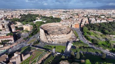 Roma Kolezyumu, Lazio İtalya. Yukardan bakıldığında hareketli bir şehirde ortaçağ binası. İş Bulutları Gökyüzü Şehir Merkezi. Özgeçmişleri meşhurdur. Roma Lazio.