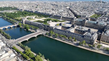 Paris 'teki Louvre Müzesi Ile De France. Modern Cam Gökdelen, Hareketli Şehrin Üzerinde Yükseliyor. İş Bulutları Gökyüzü Şehir Merkezi. İş dünyası geniş çaplı. Fransa ile Paris.