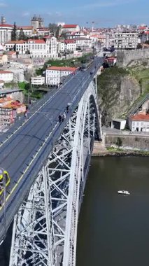 Portekiz 'in Porto bölgesindeki Luis Köprüsü. Şehir merkezindeki şehir manzarası. Demiryolu Köprüsü. Demiryolu Sahnesi. Portekiz, Porto 'da Luis Köprüsü. Turizm Tarihi Yer.