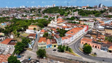 Joao Pessoa Paraiba Brezilya 'daki Tarih Merkezi. Kuşlar, sokaklar ve binalarla çarpıcı şehir manzarasına bakıyor. Metropolitan Peyzaj Ticari Binası Çarpıcı. Metropolitan Atılgan Kasabası.