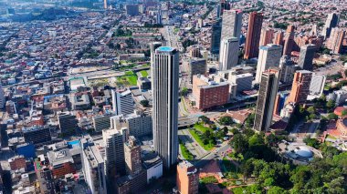 Bogota Bölgesi Başkenti Kolombiya 'daki Bogota Skyline. Yukarıdan canlı bir şehrin telaş ve koşuşturmasını yakalamak. Şehir Bulutları Gökyüzü Arkaplanı Şehir. Şehir dışındaki ünlü. Bogota Bölge Başkenti.