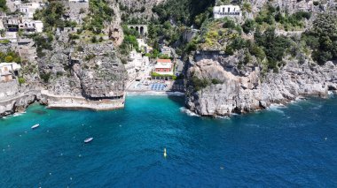İtalya Praiano Salerno 'daki Amalfi Sahili. Yaz tatilinde harika bir sahil manzarası olan kuş bakışı. Sahil Bulutları Yaz mevsimi. Sahil Panorama. Praiano Salerno.