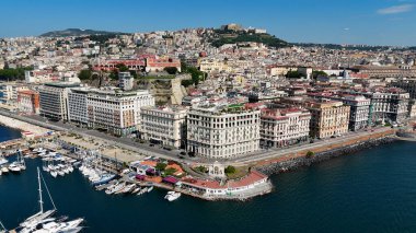Napoli 'nin silueti Napoli Campania İtalya' da. Şehir Skyline Modern ve Geleneksel Mimariyi Gösteriyor. Endüstriyel Peyzaj Ticari Binası Güzel. Endüstriyel kasaba. Napoli Campania.