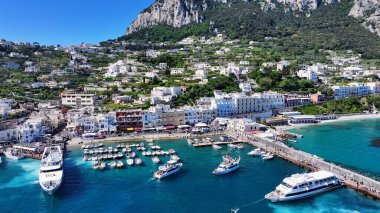 Napoli Campania İtalya 'daki Capri Adası. Tropikal bir günde sürat teknesi hız yapıyor. Cennet Adası Skyline Idyllic Güzeli. Cennet Adası Denizi. Napoli Campania.
