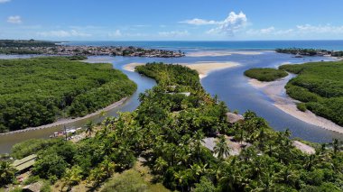 Porto Seguro Skyline Bahia Brezilya 'daki Porto Seguro' da. Mangrove Skyline 'da. Plaj manzarası. Güzel Sandbanks. Porto Seguro Skyline, Porto Seguro, Brezilya. Doğa Deniz Burnu. Brezilya Kuzeydoğu.