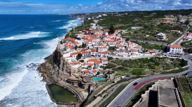 Lizbon 'un Sintra Bölgesi' nde Azenhas Mar Plajı. Yükselen Binalar ve Şehir Yaşamını Gösteren Trafik Gösterileri. Terk edilmiş Skyline Sezon Arzusu. Sezon Rıhtım Kıyısı.