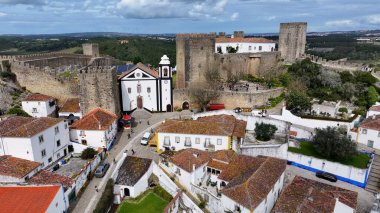Leiria Portekiz 'in Obidos bölgesinde Obidos Skyline. Şehir merkezindeki Landmark Ortaçağ binasının havadan görünüşü. Metropolitan Skyline Binaları Güzel. Bina Mimarlığı Şirketi.