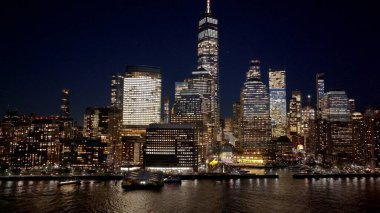 Manhattan 'da gece New York Skyline New York Birleşik Devletleri. Yükselen Binalar ve Şehir Yaşamını Gösteren Trafik Gösterileri. Şehir Bulutları Yapısı Gökyüzü Aydınlanmış Şehir.