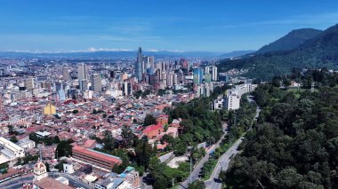 Bogota Bölgesi Başkenti Kolombiya 'daki Bogota Skyline. Yükselen Binalar ve Şehir Yaşamını Gösteren Trafik Gösterileri. Şehir Gökyüzü Arkaplanı Kentsel. Açık Arkaplan Panoramik Şehir.