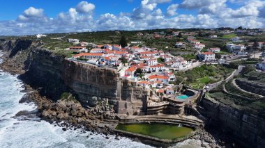 Lizbon 'un Sintra Bölgesi' nde Azenhas Mar Plajı. Kuşlar, sokaklar ve binalarla çarpıcı şehir manzarasına bakıyor. Sahil Bulutları Yaz mevsimi. Sahil Panoraması.