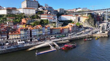 Porto Portekiz 'deki Ribeira Rıhtımı. Yukarıdan manzaralı tropikal bir nehir manzarası olan ağaçlar. Endüstriyel Peyzaj Ticari Binası Güzel. Endüstriyel kasaba. Porto Portekiz.