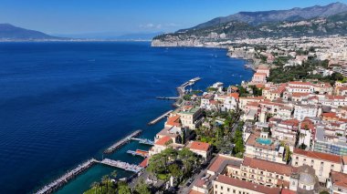 Sorrento Napoli 'deki Sorrento Plajı. Gökdelenleri Şehir Merkezi Şehir Yaşamını Yansıtıyor. Cennet Adası Manzarası Minnettar Güzel. Yaz zamanı Grateful Coast. Sorrento Napoli.
