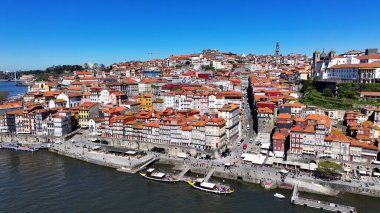Porto Portekiz 'deki Ribeira Rıhtımı. Büyüleyici Tropikal Sahne Sahnesi Yukarıdan Görünüyor. Altyapı Skyline Gökdelenleri çarpıcı. Altyapı Mimarlık Şirketi. Porto Portekiz.
