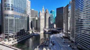 Chicago Riverwalk, Chicago Illinois Birleşik Devletleri. Yükselen Binalar ve Şehir Yaşamını Gösteren Trafik Gösterileri. Şehir Gökyüzü Arkaplanı Kentsel. Şehrin yukarısında. Chicago Illinois.