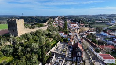 Portekiz 'in Obidos Leiria bölgesindeki Obidos Köyü. Yukardan bakıldığında hareketli bir şehirde ortaçağ binası. Altyapı Skyline Panoramic City View Awesome. Altyapı Şehir Manzarası.