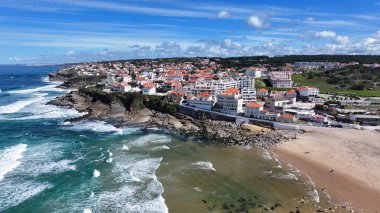 Portekiz 'in Sintra Lizbon bölgesindeki Apple Plajı. Büyüleyici Tropikal Sahne Sahnesi Yukarıdan Görünüyor. Şehir Gökyüzü Arkaplanı Kentsel. Açık Arkaplan Panoramik Şehir. Sintra Lizbon Bölgesi.