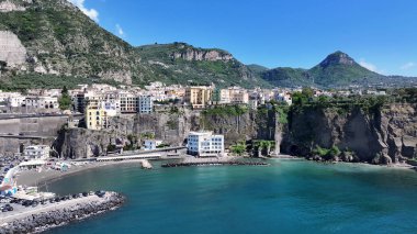 Napoli Campania İtalya 'sında Sorrento Skyline. Turkuaz Okyanus Dalgaları Tropik Sahile Yavaşça Çarpıyor. Terkedilmiş Peyzaj Eğlencesi Güzelliği. Terk edilmiş rıhtım kıyısı. Napoli Campania.