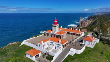 Sintra Lizbon Bölgesi Portekiz 'deki Roca Cape Cliffs. Sahildeki bir deniz fenerinin havadan görünüşü gibi. Cennet Peyzajı Gezgin Şehveti. Cennet Sahili. Sintra Lizbon Bölgesi.